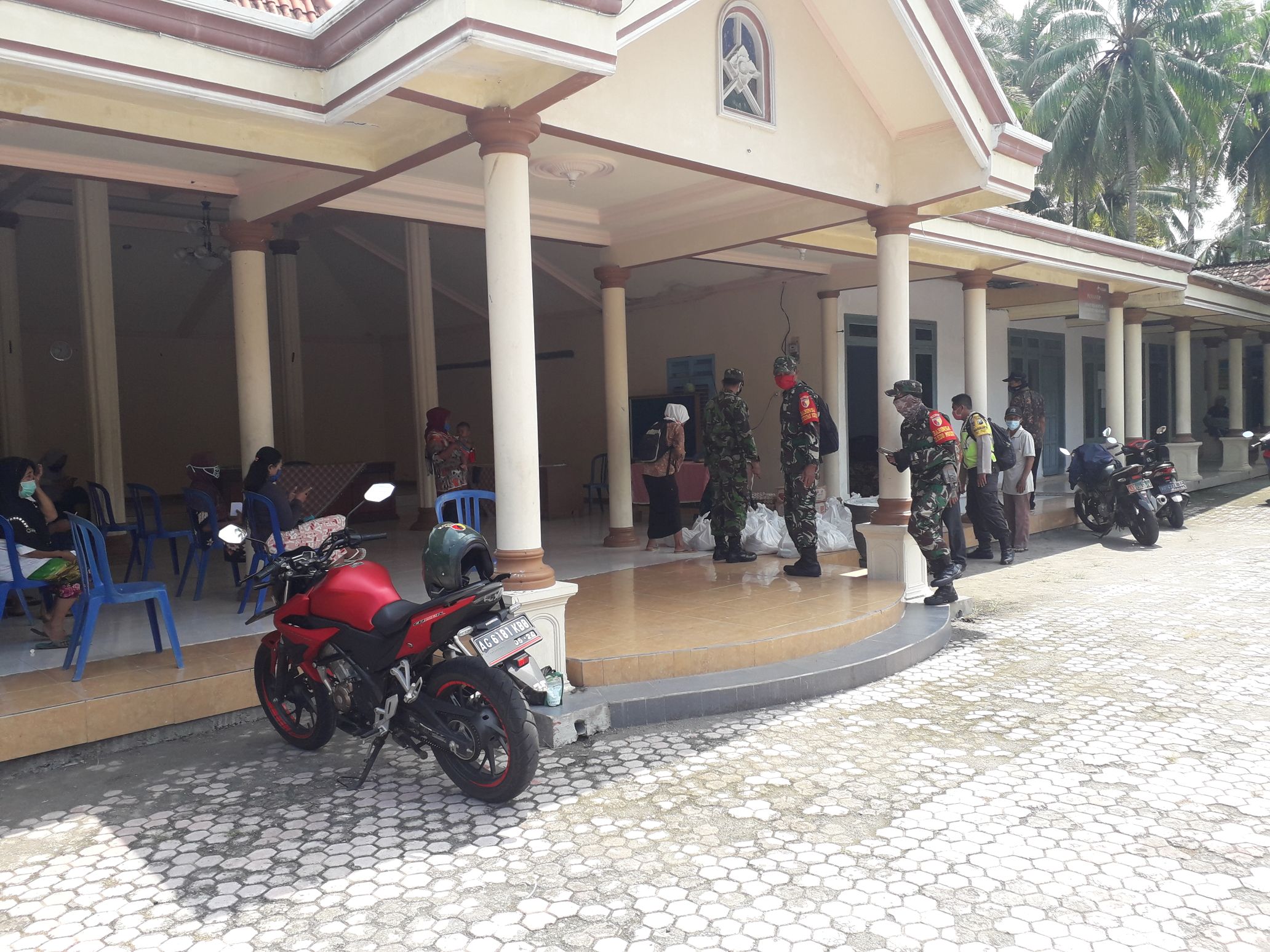 Pembagian bantuan sembako dampak covid 19 desa bululawang