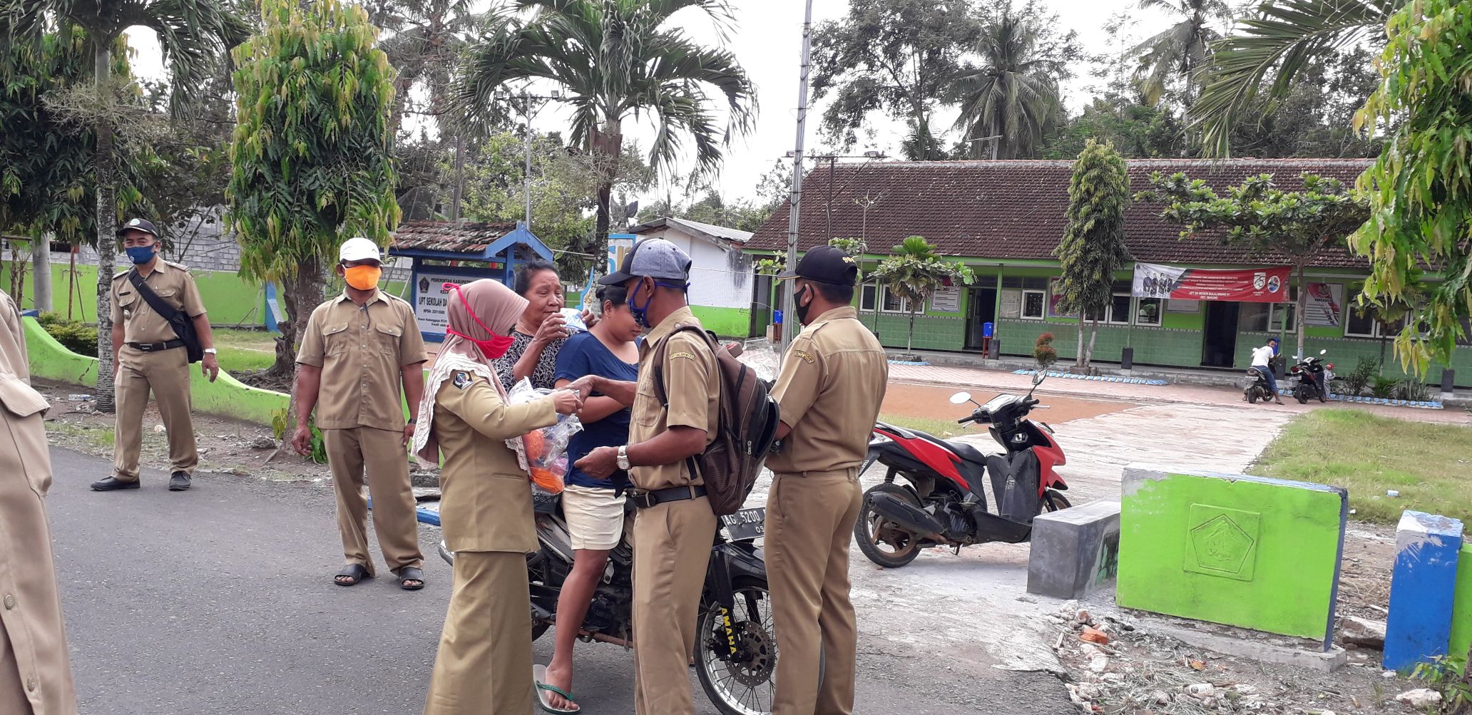 Pembagian masker desa bululawang