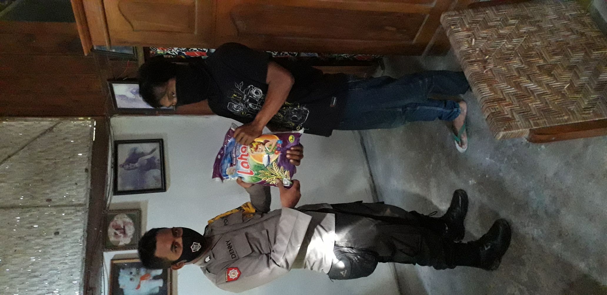 Bhabinkamtibmas desa bululawang kecamatan bakung membagikan beras untuk warga terdampak ppkm