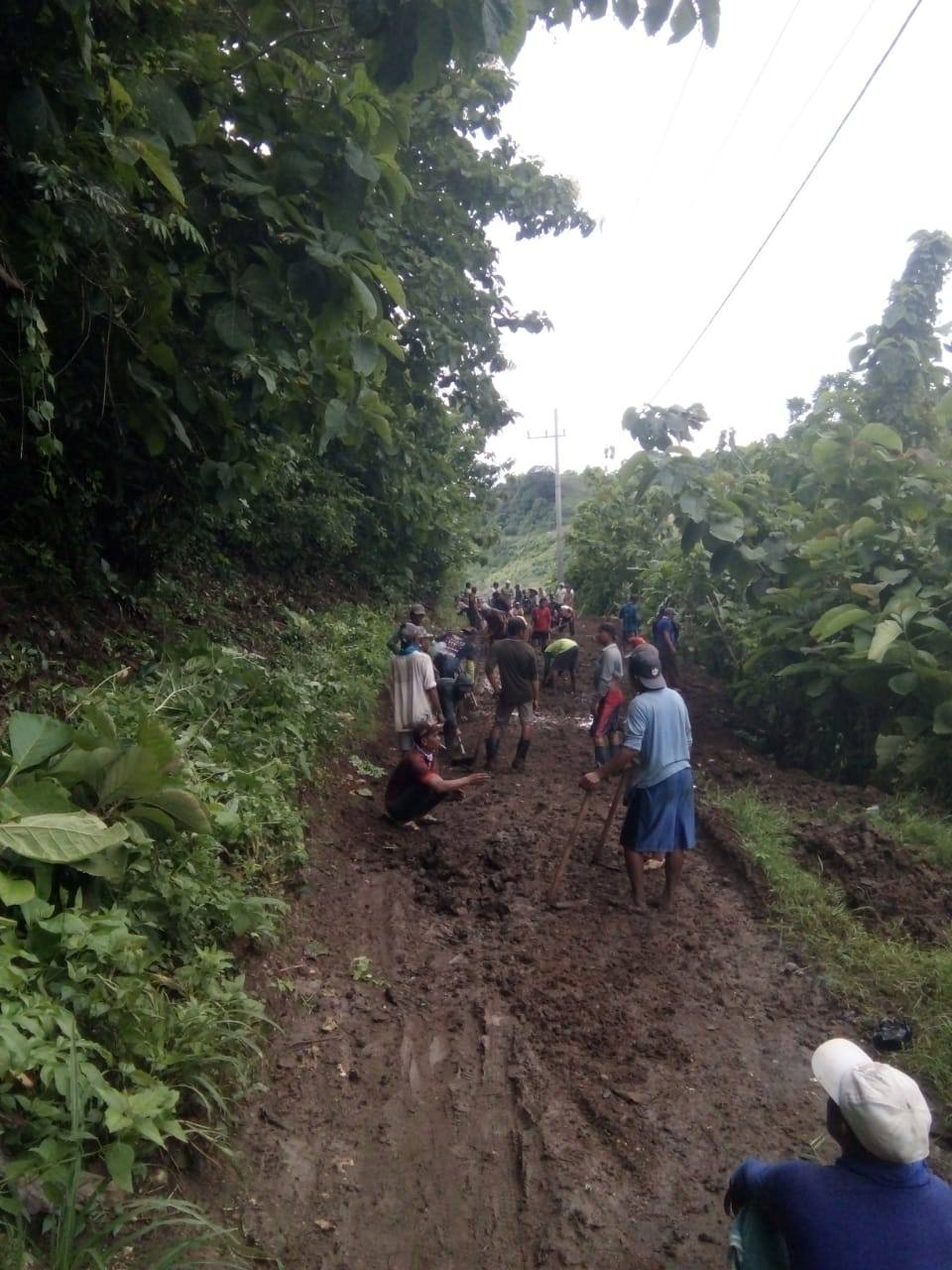 Pembersihan lumpur jalan menuju pantai pasur
