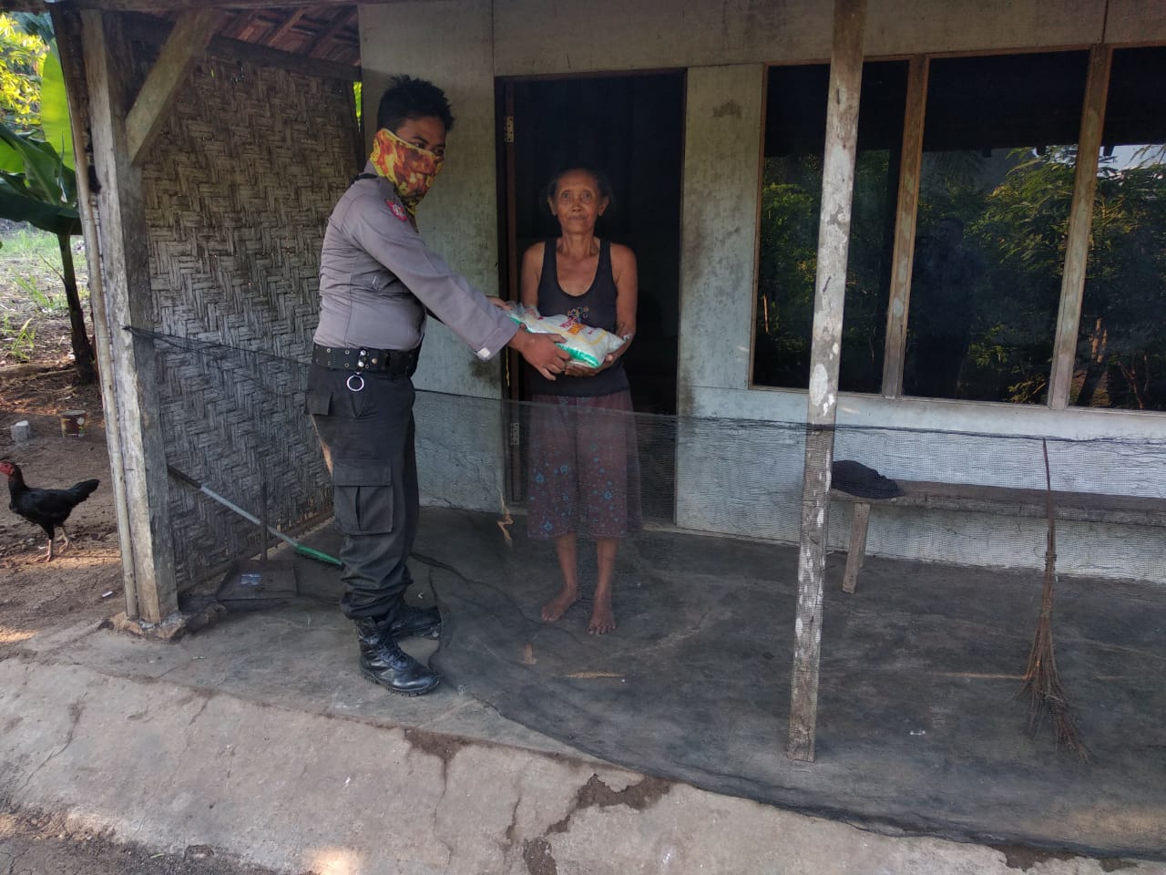 Babhinkamtibmas Desa Bululawang Bagi Bagi Sembako