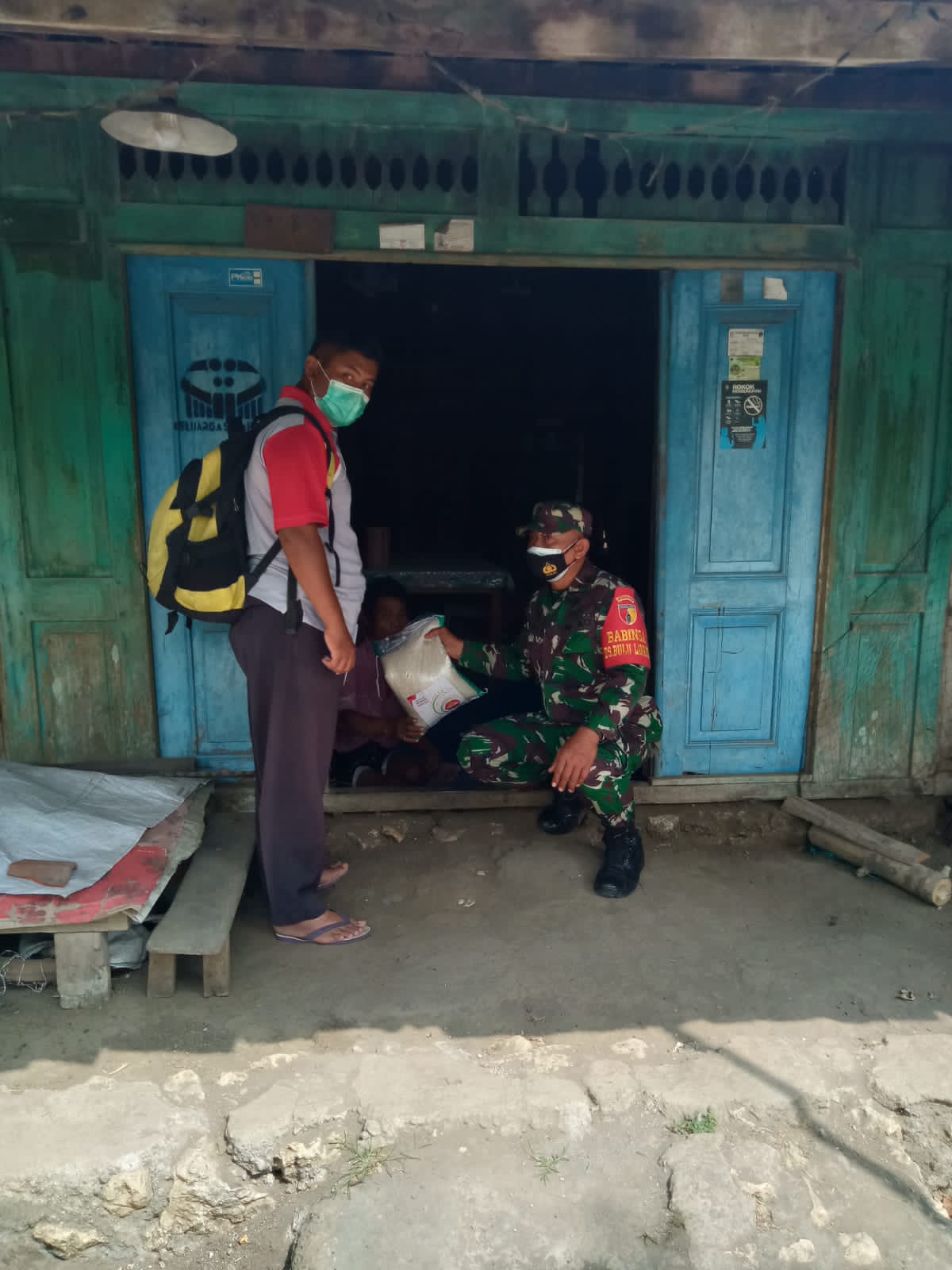 Babinsa Desa Bululawang Salurkan Sembako Untuk Membantu Warga Terdampak PPKM