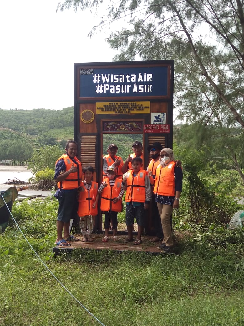 Penyerahan Bantuan Pelampung Kepada Pokdarwis Pasur Kondang Dari Unidha Malang