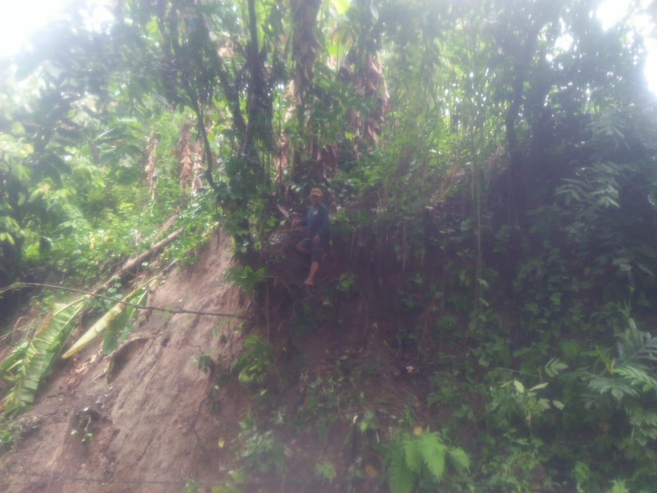 Pembersihan Jalan Longsor Di Jembatan Seneng