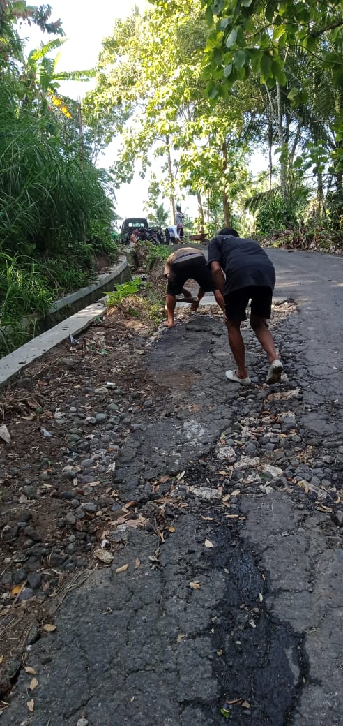Kegiatan warga memperbaiki jalan yang rusak