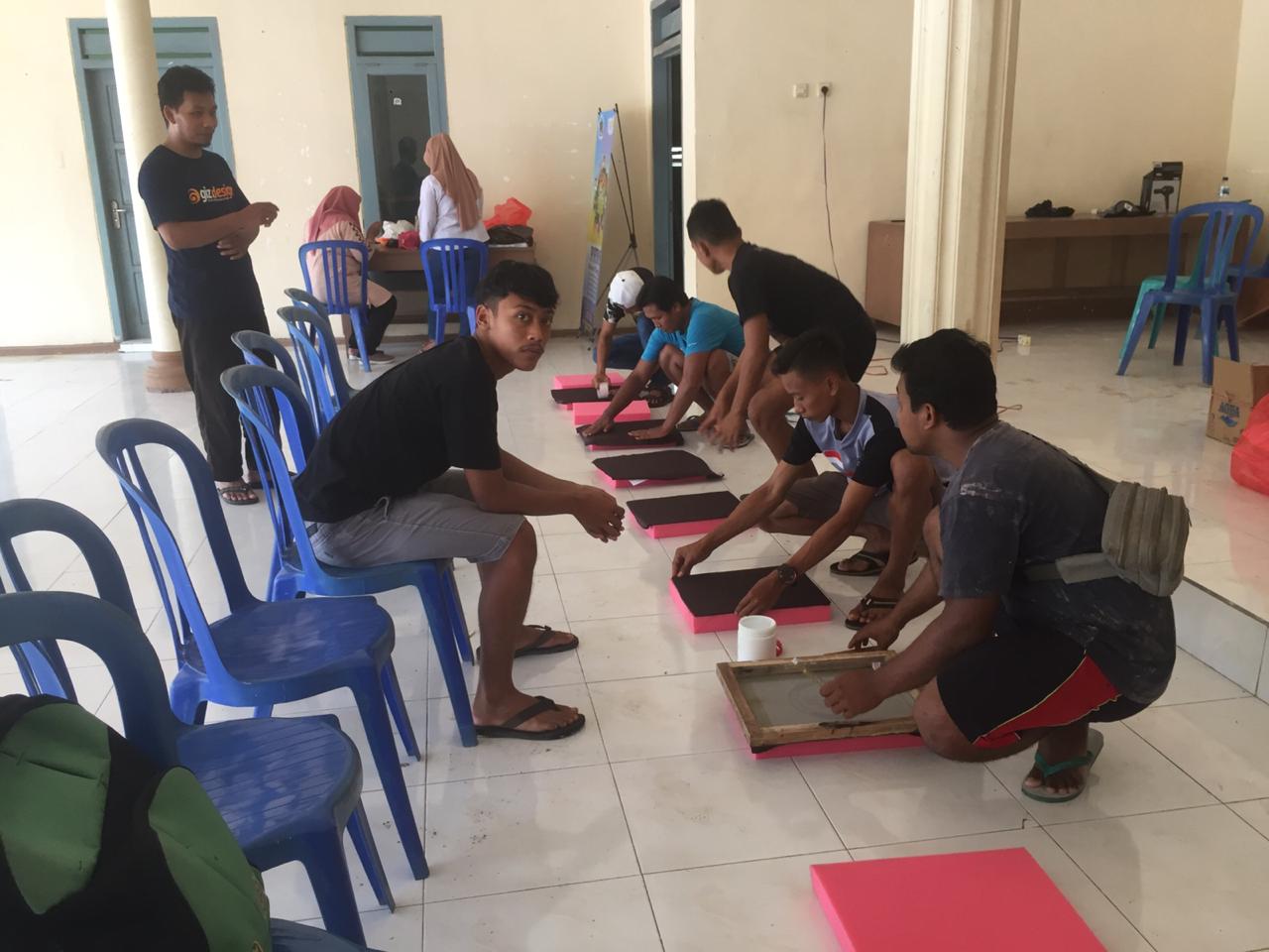 Pelatihan Menyabalon Kaos Desa Bululawang Kecamatan Bakung