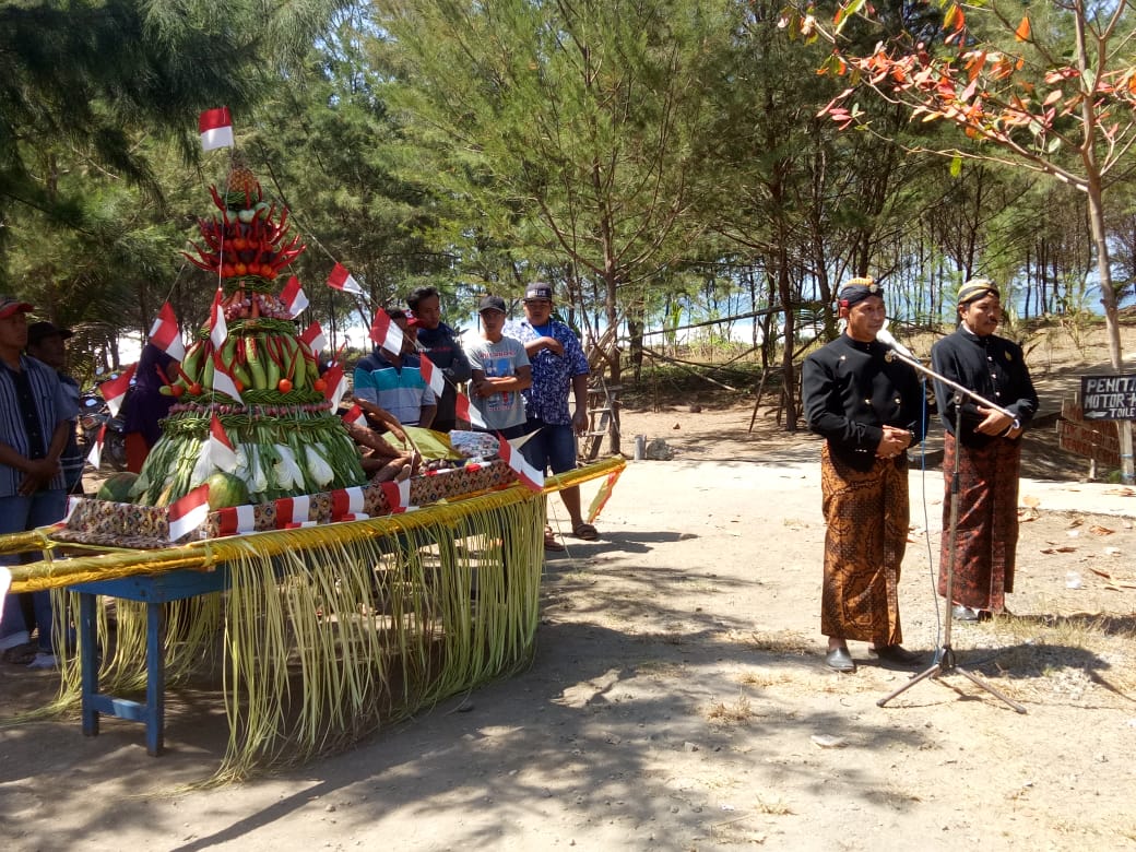Kegiatan  Adat Larung Sesaji di Pantai Pasur Desa Bululawang Kecamatan Bakung Kabupaten Blitar