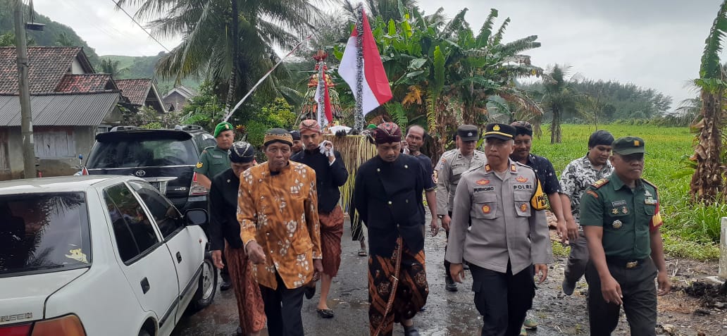 Larung Sesaji di Pantai Pasur Berlangsung Meriah, Jadi Agenda Tahunan Desa Bululawang