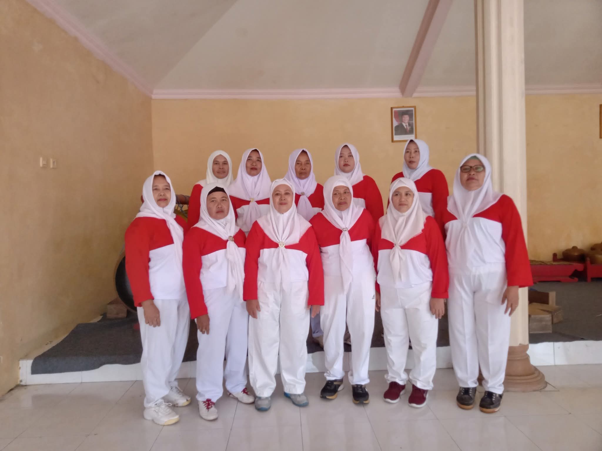 Lomba Senam Ibu-Ibu Lansia Meriahkan Desa Bululawang Kecamatan Bakung