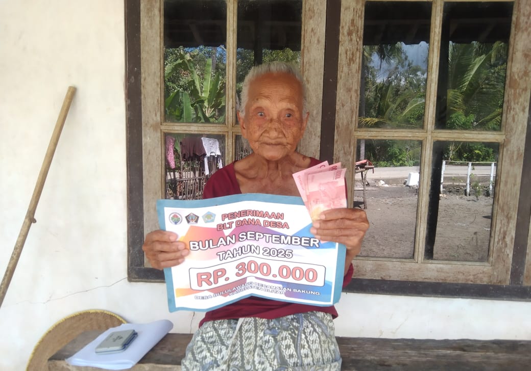 PEMERINTAH DESA BULULAWANG SALURKAN BLT DANA DESA BULAN SEPTEMBER SECARA DOOR TO DOOR KEPADA 27 KPM