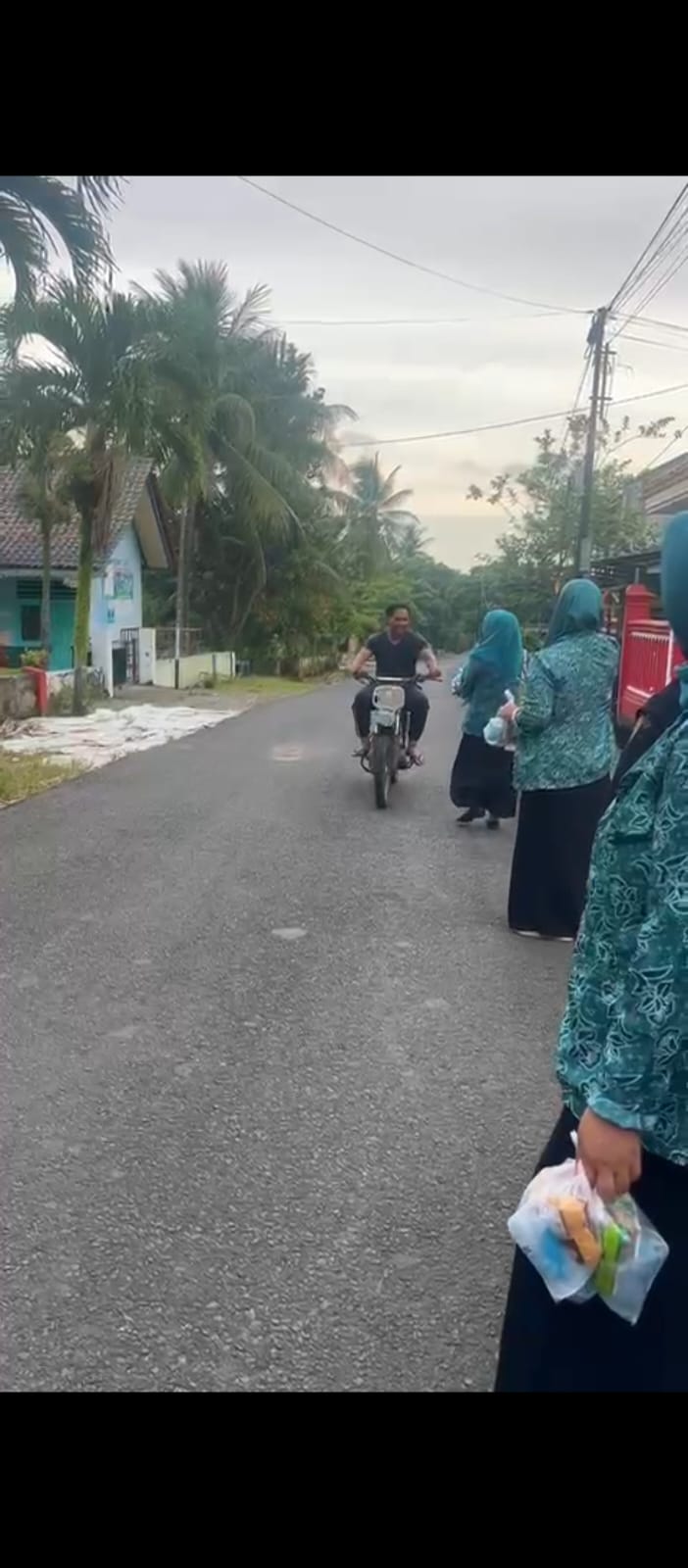 PKK Desa Bululawang Berbagi Takjil di Bulan Ramadan