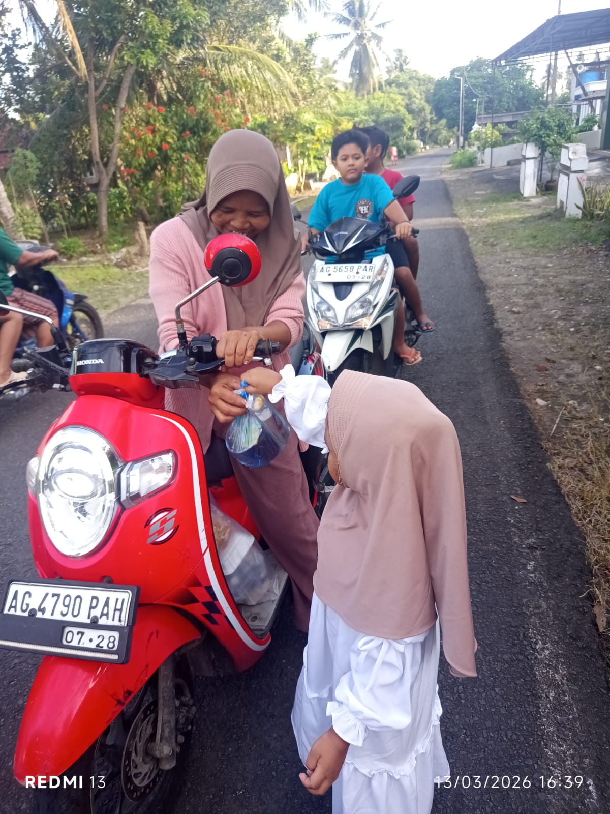 Anak-Anak TK Dharma Wanita 01 Bululawang Antusias Berbagi Takjil